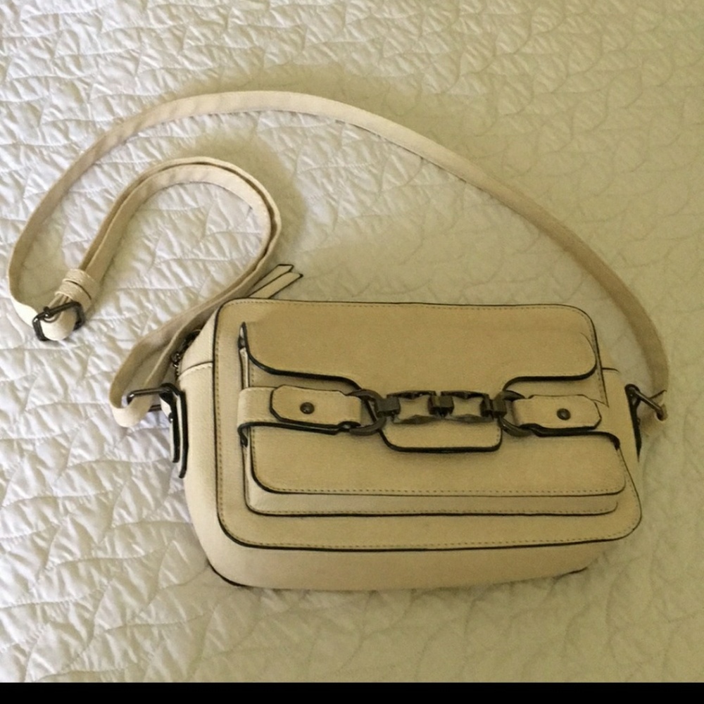 🌺Buckle Purse Cream Color! *! Super Cute! *!